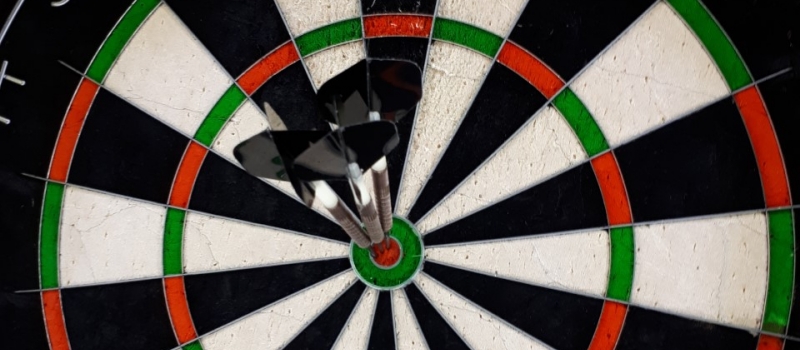Dartbord met 3 gegooide bulls
